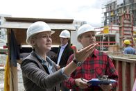 Gestern waren wir Fremde – Die fähige Bauingenieurin Sophie (Lisa Wagner, links) beaufsichtigt eine Großbaustelle.
