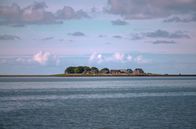 Stadt Land Kunst – Die Halligen sind kleine, kaum geschützte Marschinseln im nordfriesischen Wattenmeer. Sie liegen nur wenige Meter über dem Meeresspiegel und werden bei starker Flut regelmäßig überspült.