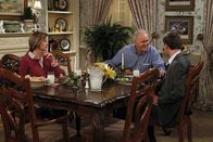How I Met Your Mother – Endlich trifft Barney (Neil Patrick Harris, r.) auf seinen leiblichen Vater Jerry (John Lithgow, M.) und dessen Frau Cheryl (Nancy Travis, l.). Doch wie kommt Barney mit dieser Situation klar?; Endlich trifft Barney (Neil Patrick Harris, r.) auf seinen leiblichen Vater Jerry (John Lithgow, M.) und dessen Frau Cheryl (Nancy Travis, l.). Doch wie kommt Barney mit dieser Situation klar?