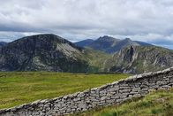 Irischer Kompass – Die Mourne Mountains, die höchsten Berge Nordirlands, durchzieht eine 36Kilometer lange Steinmauer. Ein wichtiges Relikt, das einst das Trinkwassergebiet vor Tierenschützte.