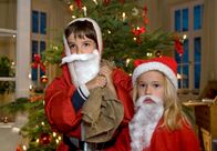 In aller Freundschaft – Als Weihnachtsmänner verkleidet organisieren der kleine Jonas Heilmann und die kleine Lisa Schroth die Bescherung für die Großfamilie. Jonas Heilmann (Anthony Petrifke, links) und Lisa Schroth (Ella Zirzow).