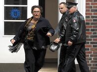 Elvis und der Kommissar – NDR Fernsehen ELVIS UND DER KOMMISSAR (6), "Heisse Ware" Uhr. Elvis ist mal wieder ausgebüchst. Helga Kieling (Marion Breckwoldt, l.) stürmt hinterher (rechts Komparsen).