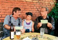 Das Traumpaar – Günther (Wolfgang Winkler, li.) und Erwin (Jaecki Schwarz) versuchen die Ehe der Eltern ihrer Enkelin Charlotte (Laura Borlein) zu retten.