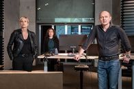 SOKO Leipzig – Ina Zimmermann (Melanie Marschke, l.) wird in das Lagezentrum gerufen, um gemeinsam mit Oberstaatsanwältin Dr. Dilan Soray (Idil Üner, M.) und dem Schichtleiter Alexander Bruckmann (Markus Lerch, r.) die Ermittlungen zu leiten.