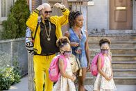 Shameless – Kevin Ball (Steve Howey) and Veronica Fisher (Shanola Hampton) with Amy Ball (London Regans) and Gemma Ball (Brooklyn Regans).