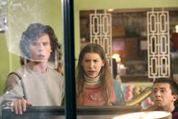 The Middle – Während ihre Eltern einen Ausflug machen, schlagen Axl (Charlie McDermott, l.), Sue (Eden Sher, M.) und Brick (Atticus Shaffer, r.) unbeabsichtigt das Wohnzimmerfenster ein. In ihrer Panik behaupten sie, die Glossner-Kinder seien es gewesen, doch Frankie und Sue glauben ihnen nicht ...
