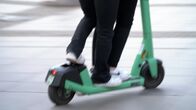 ORF III Themenmontag: Die Tricks ... – Auch für kürzere Strecken gibt es immer mehr elektronische Fortbewegungsmittel: E Roller waren unter anderem für die sogenannte „letzte Meile“ gedacht.