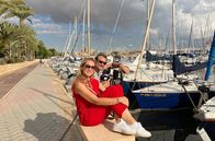 2 für 300 – Moderatorin Tamina Kallert und Kameramann Uwe Irnsinger im Yachthafen in Palma.
