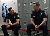 9-1-1 Notruf L.A. – Bobby (Peter Krause, r.) versucht Buck (Oliver Stark, l.) zu helfen, als sein junger Kollege mit dem Tod eines Jungen zu kämpfen hat, den er retten wollte ...