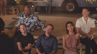 Hawaii Five-0 – Müssen Abschied von ihrem Kollegen Max nehmen, der die Insel verlassen wird: Steve (Alex O'Loughlin, 2.v.l.), Danny (Scott Caan, l.), Kono (Grace Park, 2.v.r.), Chin (Daniel Dae Kim, r.) und Grover (Chi McBride, hinten) ...