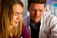 Bettys Diagnose – Von links: Betty Hertz (Henrike Hahn) und Dr. Julius Walden (Constantin Lücke)