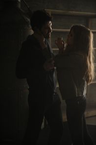 American Horror Story – Im Keller des Hauses stellt Hayden (Kate Mara, r.) Ben (Dylan McDermott, l.) eine Forderung: Vivien muss von der geheim gehaltenen Schwangerschaft erfahren.