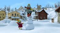 Snowsnaps' Winterspiele – Jonas hat so seine Mühe, dem Schneemann den Hut abzuwerfen