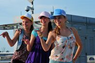 Emmas Chatroom – Die Mädchen gehen ihre Tanznummer durch, um in die nächste Runde des Wettbewerbs zu gelangen. v.li: Emma (Sophie Karnbjinski), Jackie (Charlotte Nicdao), Ally (Marny Kennedy)