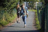 Eva und Adam – Adam (Olle Cardell) ist mit seinen Eltern vom Land nach Göteborg gezogen. Er muss alleine mit der Straßenbahn in seine neue Schule fahren und kommt gleich an seinem ersten Schultag zu spät.