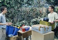 Malcolm mittendrin – Um das Gerümpel in der Garage loszuwerden, organisieren Reese (Justin Berfield, r.) und Malcolm (Frankie Muniz, l.) einen Garagenverkauf, was jedoch in einem großen Schlamassel endet ...
