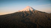 Vulkane in Neuseeland – Ein Vulkan wie gemalt: Der Taranaki ist bekannt für seine Schuttlawinen, die ganze Landstriche und Wälder verwüsten.