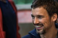 Hin und weg – Hannes (Florian David Fitz) ist glücklich seine Freunde, die ihn nach Belgien begleiten.