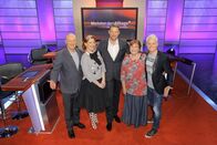 Meister des Alltags – Moderator Florian Weber stellt in seinem SWR Wissensquiz „Meister des Alltags“ die Alltagstauglichkeit seiner prominenten Kandidaten auf die Probe. „Meister des Alltags“ spendet seinen Gewinn einem guten Zweck. v.li.: Bodo Bach, Enie van de Meiklokjes, Florian Weber, Alice Hoffmann und Guido Cantz.