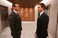 Suits – Mike (Patrick J. Adams, r.) und Harvey (Gabriel Macht) wird bei der Übernahmeschlacht um Gillis Industries illegale Zusammenarbeit vorgeworfen.