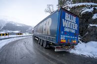 Ice Road Rescue - Extremrettung in Norwegen – A 22-ton truck carrying concrete is stuck on a narrow, winding road. The wheels are in the ditch, and the trailer is smashed into the mountain wall. Due to the truck driver, he had to drive into the ditch to avoid oncoming traffic. (National Geographic/ITV Studios Norway AS)