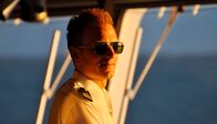 Verrückt nach Meer – Zweiter Offizier Christian Baumann beim Sonnenuntergang auf der Brücke mit Sonnenbrille. Weiteres Bildmaterial finden Sie unter www.br-foto.de.