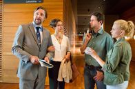 Akte Ex – Erpressung? Lukas Hundt (Oliver Franck, 2.v.r.) und Kristina Katzer (Isabell Gerschke, r.) befragen Professorin Judith Langhoff (Suzan Anbeh,2.v.l.) und deren Ehemann Christoph Langhoff (Nicki von Tempelhoff, l.). Das Mordopfer wusste von der Affäre der Professorin mit einem ihrer Studenten. Wollte man sie deshalb aus dem Weg räumen?
