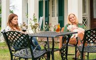 Filthy Rich – Rose Monreaux (Aubrey Dollar, l.); Margaret Monreaux (Kim Cattrall, r.)