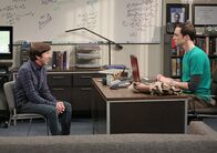 The Big Bang Theory – Nachdem Howard (Simon Helberg, l.) und Sheldon (Jim Parsons, r.) sich beginnen zu beleidigen, versucht Bernadette den Streit zwischen den beiden zu schlichten. Doch das ist gar nicht so einfach ...