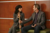 Dr. House – Dr. Lisa Cuddy (Lisa Edelstein, l.) denkt sich immer neue Gemeinheiten aus, um sich an Dr. Gregory House (Hugh Laurie, r.) zu rächen, weil der verhindert, dass sie zuhause bei ihrem Baby sein kann.