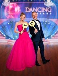 Dancing Stars – Präsentiert wird die Show von Mirjam Weichselbraun und Andi Knoll.