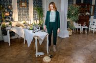 Sturm der Liebe – Constanze (Sophia Schiller) zerstört Josies Torte.