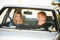 Gestern waren wir noch Kinder – Vivi Klettmann (Julia Beautx) bereitet sich auf den Besuch bei ihrem Vater im Gefängnis vor. Tim Münzinger (Julius Nitschkoff) bringt sie mit seinem Auto dort hin.