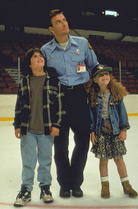 Sudden Death – McCord (Jean-Claude Van Damme, M.) jobbt als Hausmeister im Eisstadion von Pittsburgh. So erhält er auch für das entscheidende siebte Play Off-Finale zwei Freikarten. Mit denen nimmt er seine Kinder Tyler (Ross Malinger, l.) und Emily (Whittni Wright, r.) mit zum Eishockey-Spiel ...