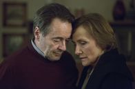 Weissensee – ARD WEISSENSEE, IV. Staffel (6 neue Folgen), Folge 24 "Am Ende des Tages" Uhr im Ersten. Marlene Kupfer (Ruth Reinecke, r.) und ihr Mann Hans (Uwe Kockisch, l.) haben erfahren, dass Dunja Hausmann tot in Paris aufgefunden wurde.