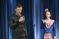 Community – In Greendale stellt Dekan Pelton (Jim Rash, r.) die Kandidaten vor: Zum Erstaunen Vieler kandidiert auch Jeff (Joel McHale, l.) ...