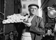 Bäckerei Zürrer – Bäckermeister Zürrer: Emil Hegetschweiler als Bäckermeister Zürrer