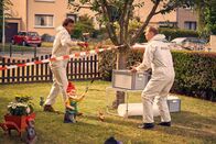 Heldt – Heldt (Kai Schumann, l.) und Mario Korthals (Steffen Will, r.) haben einen Heidenspaß daran, der renitenten Nachbarin Giezelskis einen Schrecken einzujagen, indem sie mit ihren geliebten Gartenzwergen riskante Wurfaktionen durchführen.