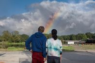 Löwenzahn – "Ist er nicht wunderschön?" Yasemin (Sanam Afrashthe) verbindet ganz besondere Erinnerungen mit dem Regenbogen, und auch Fritz (Guido Hammesfahr) ist fasziniert von dem Naturphänomen.