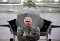 Geniale Technik – Alan Norman vor einem Kampfjet F35