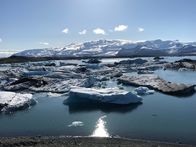 Wasser – Der Gletschersee Jökulsárlón auf Island: Nur Wasser kommt auf der Erde zugleich fest, flüssig und gasförmig vor