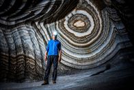 Terra X: Faszination Wasser – Meeresbiologe Uli Kunz in einem Salzbergwerk auf Sizilien. Das Salz stammt aus einer Zeit, in der das Mittelmeer austrocknete – und ein riesiger Wasserfall bei Sizilien entstand.