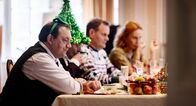 Das Fest der Liebe – V. li. n. re.: Mario (Charly Hübner), Karl-Eduard (Wolf-Dietrich Sprenger), Thorsten (Devid Striesow) und Dorothee (Andrea Sawatzki) haben sich die Familienzusammenkunft besinnlicher vorgestellt.