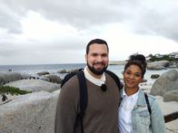 Verrückt nach Meer – Das Passagierpaar Miriam und Stephan am Boulders Beach in der Nähe von Kapstadt, Südafrika. Dies ist einer der wenigen Orte auf der Welt, wo Besucher die Pinguine in freier Wildbahn aus nächster Nähe betrachten können.