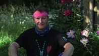 Haindling "und überhaupts ..." – Wie kaum ein anderer Künstler hat Hans-Jürgen Buchner alias "Haindling" dazu beigetragen, dass eine lebendige und höchst kreative bayerische Musikszene entstanden ist, die sich frei über alle musikalischen Grenzen hinweg bewegt. Trotz seiner nunmehr über 30-jährigen Karriere als Musiker ist der Film von Toni Schmid die erste Dokumentation über den niederbayerischen Künstler, der am 27. Dezember 2014 seinen 70. Geburtstag feiert.