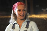 Die Bergretter – Emilie (Stefanie von Poser) schaut der Zukunft wieder strahlender entgegen.