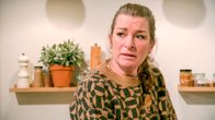 Rote Rosen – Es kommen hohe Kosten auf Carla (Maria Fuchs) zu, sodass sie nicht mehr beide Pferde behalten kann.