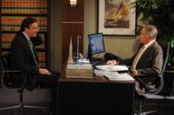 How I Met Your Mother – Marshall (Jason Segel, l.) versucht Robin davon zu überzeugen, dass es Wunder wirklich gibt und erzählt ihr eine Geschichte mit Bob Hewitt (John Getz, r.) ...
