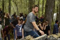 Under the Dome – Nachdem Barbie (Mike Vogel, vorne) und seine Freunde den Kokons entkommen sind, müssen sie sich wieder mit der Situation abfinden, unter der Kuppel gefangen zu sein ...