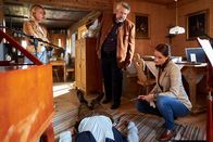 Die Rosenheim-Cops – Pathologin Mai (Sina Wilke, r.) informiert die Kommissare Stadler (Dieter Fischer, M.) und Winter (Vanessa Eckart, l.) über die Todesursache des Pianisten (Komparse).